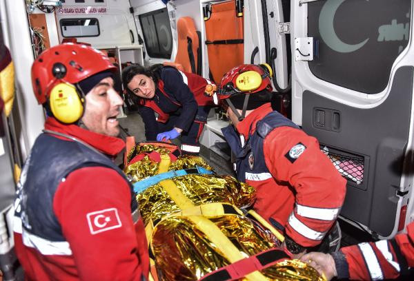 İstanbul'da bina çöktü: Ölü ve yaralılar var! - Resim: 3