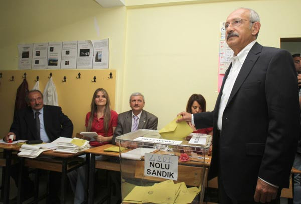 Kemal Kılıçdaroğlu oy kullandı - Resim: 1