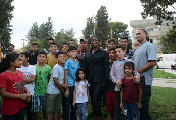 Dünyaca ünlü sanatçı Müslüman oldu! Barış Pınarı'na destek verdi - Resim: 0