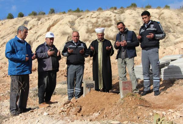 Üzücü görüntü: Cenazesini sadece 8 kişi uğurladı! - Resim: 2
