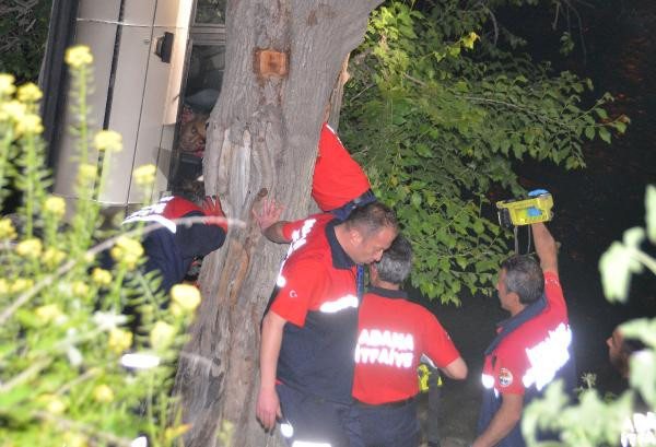 Burası Adana: Ağaçtaki araçtan son anda kurtarıldılar! - Resim: 3