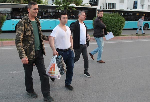 Genç kızı takip ediyordu! Kadın kıyafetlerini çıkarınca polis şok oldu - Resim: 3