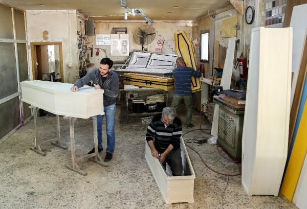 Antalyalı mobilya ustasının yaptığı tabutlar dikkat çekiyor - Resim: 1