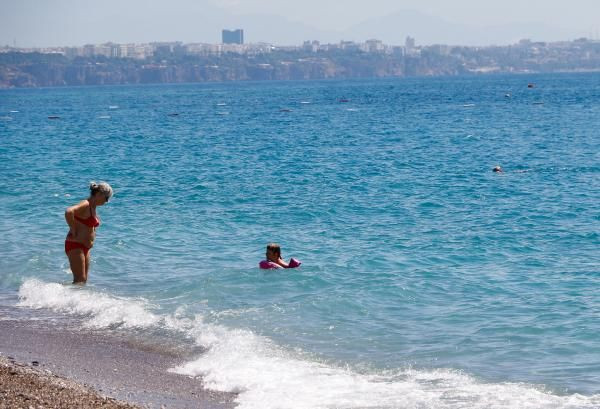 Konyaaltı sahili turistlere kaldı - Resim: 4