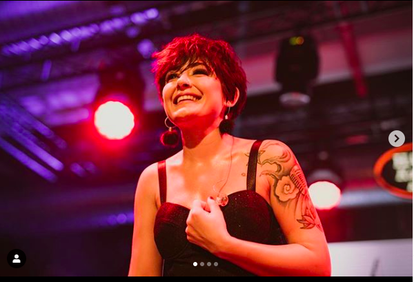 Melek Mosso konserinde bacağını açtı babayı alırsın dedi! - Resim: 2