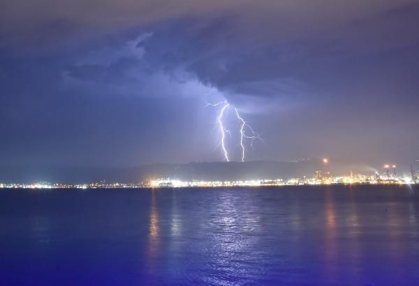 Kocaeli'de ürkütücü anlar! Geceyi aydınlatan yedi şimşek, tek karede - Resim: 1