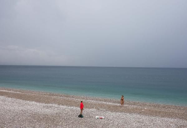 Antalya’da sağanak ve rüzgar etkili oldu! Ağaçlar devrildi, yollar göle döndü - Resim: 1