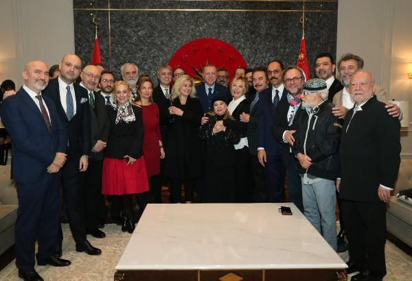 Sanatçılardan Cumhurbaşkanı Erdoğan'a Havalimanında doğum günü sürprizi - Resim: 0