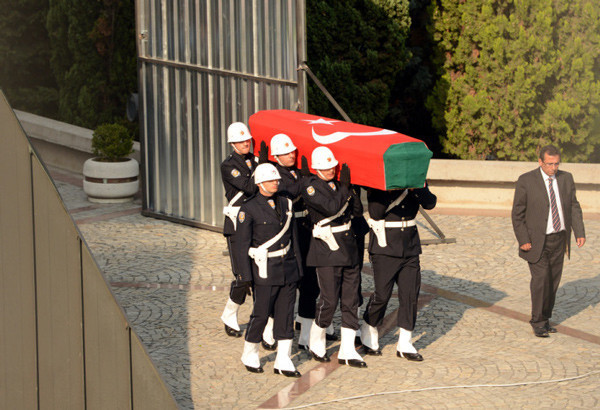 Turgut Özal'ın naaşını böyle taşıdılar - Resim: 2