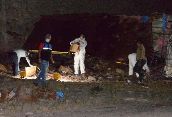 Erzurum'da 14 ton patlayıcı yüklü kamyon yola devrildi! - Resim: 3