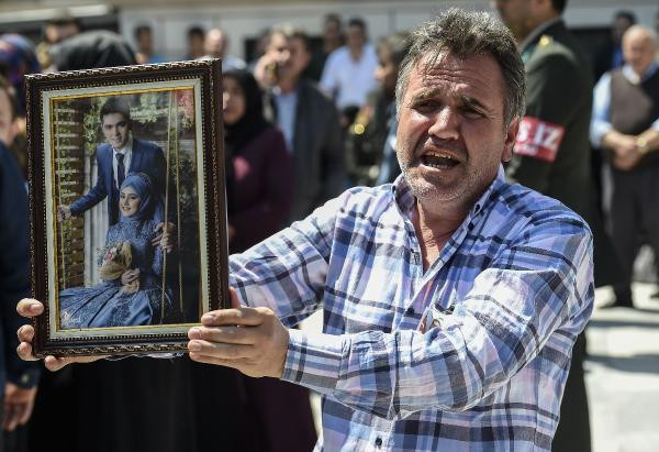 Şehit cenazesinde yürek yakan feryat: Yavrum seccadesiyle gitti - Resim: 1