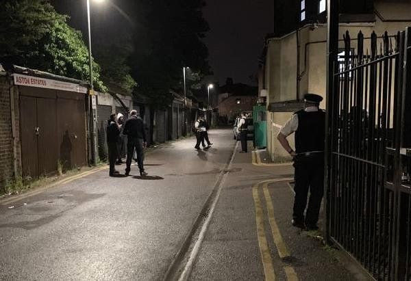 Londra'da camiye zorla girmek isteyen silahlı saldırganı cemaat engelledi - Resim: 4