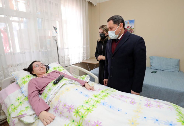 Amasya'da tedavi için aylık 55 bin lira gerekiyor! Yatağa mahkum İrem'in hayali Güldür Güldür sahnede izlemek - Resim: 0