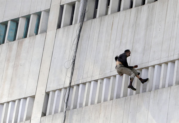 Yanan binadan böyle atladılar - Resim: 4