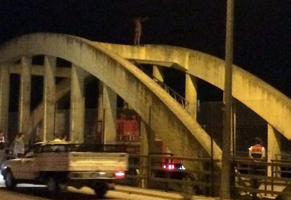 Çıplak halde 2 saat eylem yaptı - Resim: 1