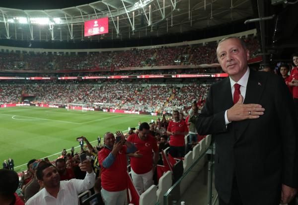 Erdoğan milli takımın soyunma odasını ziyaret etti! İşte dikkat çeken kareler - Resim: 3