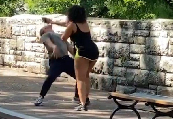 Genç kadının yaptığına inanamayacaksınız! Parkta sevgilisini yatırıp.. - Resim: 3