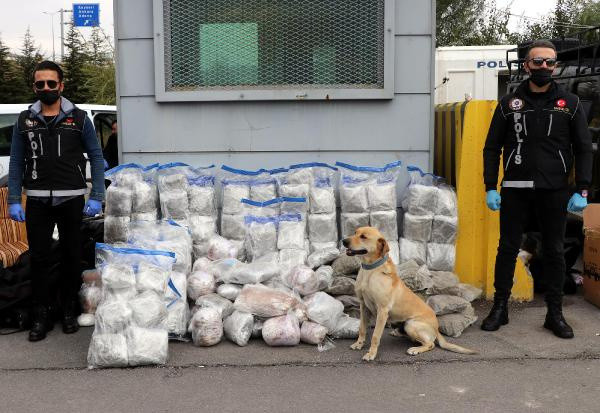 2 milyon TL değerinde! Kayseri'de eşya kamyonetinde ele geçirildi - Resim: 0