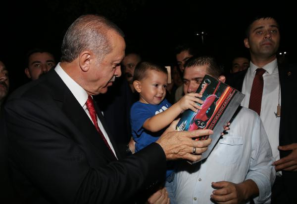 Erdoğan'dan sahilde oturan vatandaşlara sürpriz... - Resim: 1