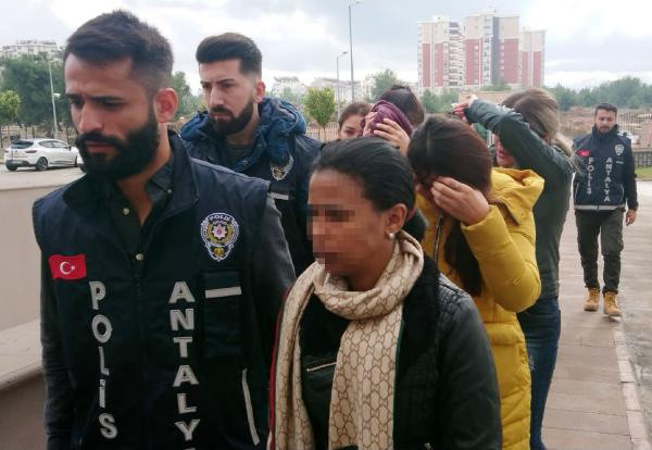 Kadınları fuhuşa zorlayıp telefon dinlemelerine karşı 'yılbaşı pastası' diyorlarmış - Resim: 2