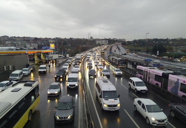 İstanbul'da yağmurla birlikte trafik kilitlendi! Durma noktasına geldi - Resim: 0