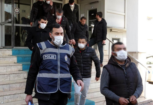 Kayseri'de kanepe ile duvar arasında yakalandı! 'Hangi kanalda çıkacağız' diye sordu - Resim: 0