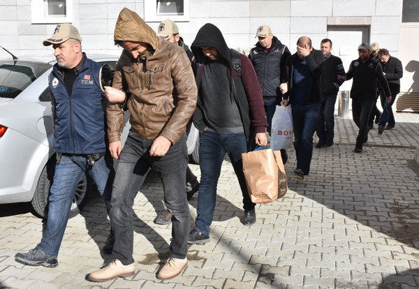 En bomba FETÖ gözaltıları! Memur, öğretmen ve gaybubetteki firari - Resim: 1