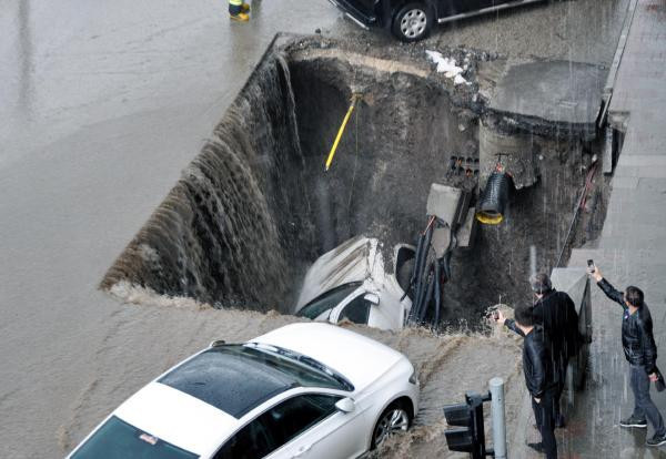 Korku dolu anlar: Karayolundaki göçük pikabı yuttu! - Resim: 4