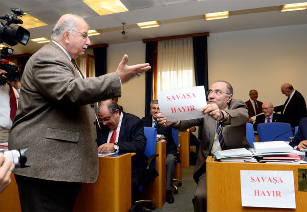 Davutoğlu'na dövizli protesto - Resim: 1