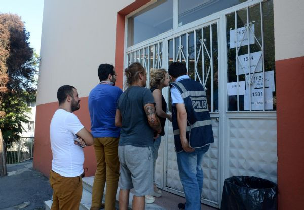 Eski Başbakan oy kullanmadı - Resim: 1