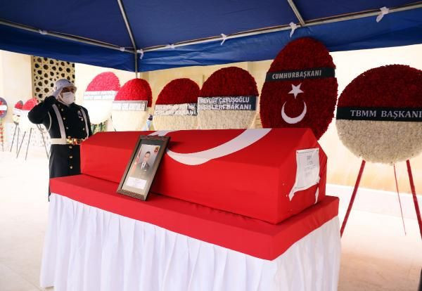 Tabutu 2 bakan omuzladı! Antalya'da şehit yüzbaşı son yolculuğuna uğurlandı - Resim: 4