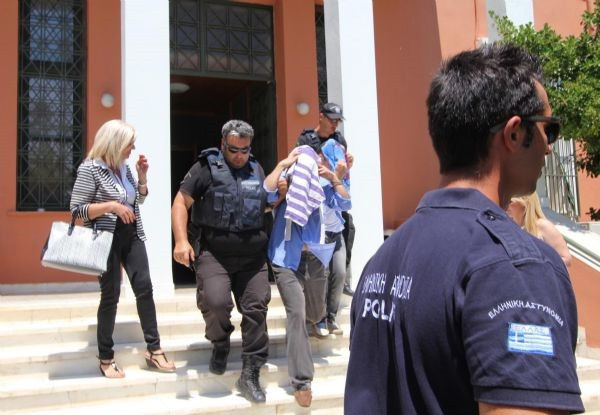 İşte Yunanistan'a kaçan darbeci askerlerin ilk görüntüleri!..  - Resim: 2