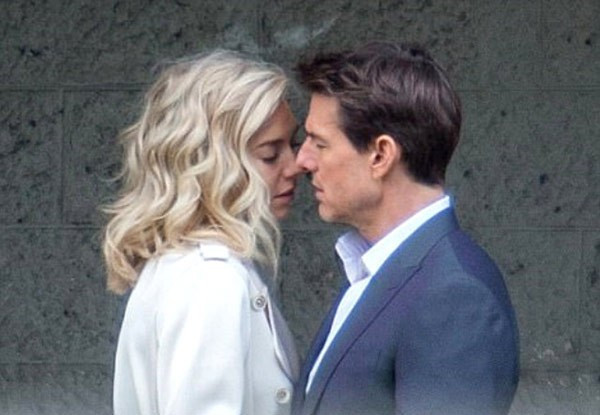 Ünlü oyuncu 24 yaş küçük güzelle dudak dudağa yakalandı! - Resim: 2