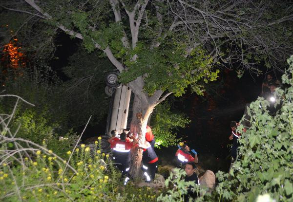 Burası Adana: Ağaçtaki araçtan son anda kurtarıldılar! - Resim: 2