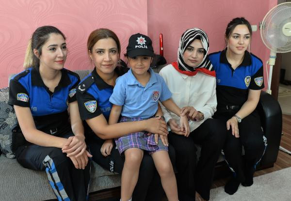 6 yaşındaki kız okulun ilk gününe polis eskortuyla götürüldü - Resim: 4