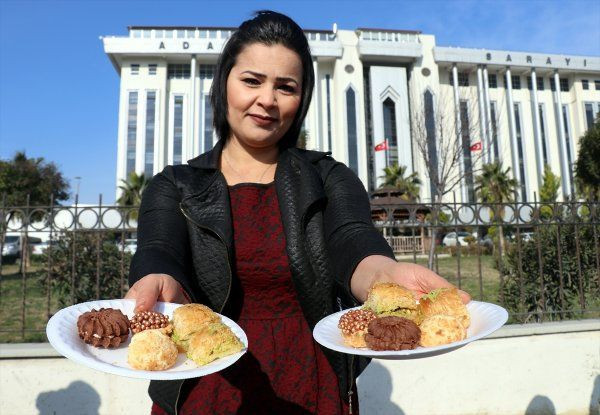 Eşinden boşanınca adliye önünde baklava dağıttı halay çekti - Resim: 3