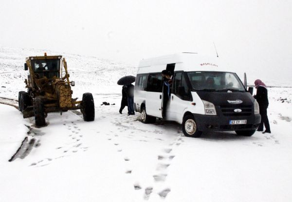 Okul yolundaki bu görüntü yürek sızlattı! - Resim: 1