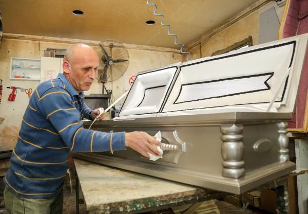 Antalyalı mobilya ustasının yaptığı tabutlar dikkat çekiyor - Resim: 4