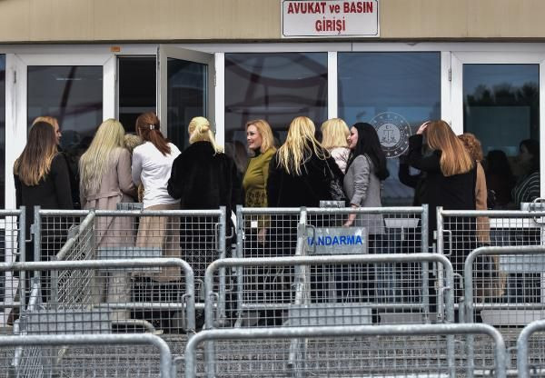 Kedicikler adliyeye böyle geldi neşeleri de makyajları da yerinde - Resim: 4