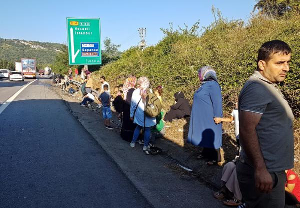 Sakarya'da 7 araç birbirine girdi! 10 yaralı var - Resim: 0