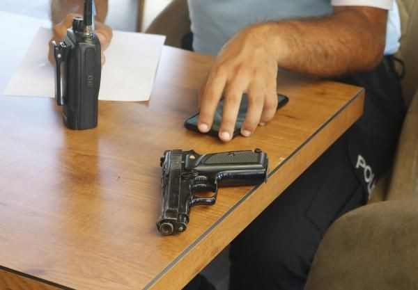 Konyaaltı Sahili'nde denizde dalış yaparken tabanca buldu - Resim: 4