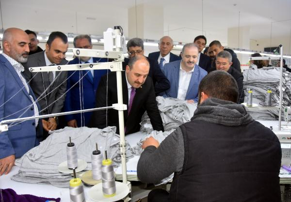 Bakan Mustafa Varank Van'da tekstil atölyesini ziyaret etti - Resim: 0