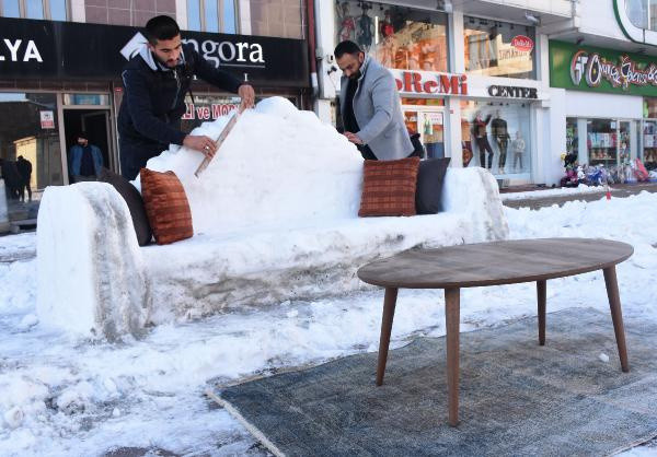 Sivas'ta gören hayran kaldı! Fotoğraf çektirip oturuyorlar - Resim: 1