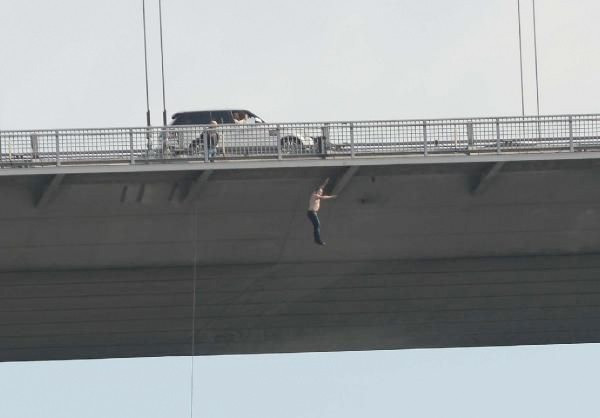 'Atlayacaksan atla' diyen kadınlar gözaltında - Resim: 2