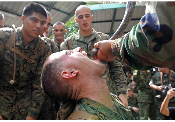 Askerin akrep ve yılan ile sınavı! - Resim: 3