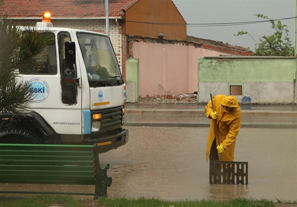Sağanak yağış Eskişehir'i felç etti - Resim: 1