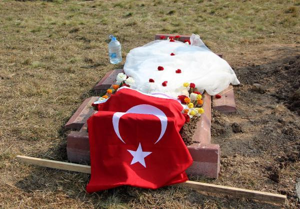 Bu acıya yürek dayanmaz! Şehit mezarında kahreden görüntü - Resim: 2