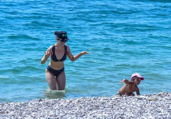 Antalya'da turistler plajlara akın etti! Denizin keyfini çıkardılar - Resim: 4