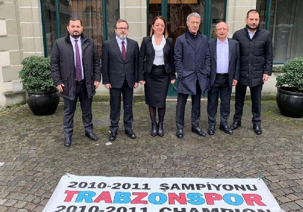 Ahmet Ağaoğlu havaalanında böyle uyudu - Resim: 0