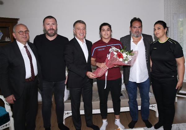 Ahmet Ağaoğlu Abdülkadir Ömür ile yer sofrasında yemek yedi - Resim: 1